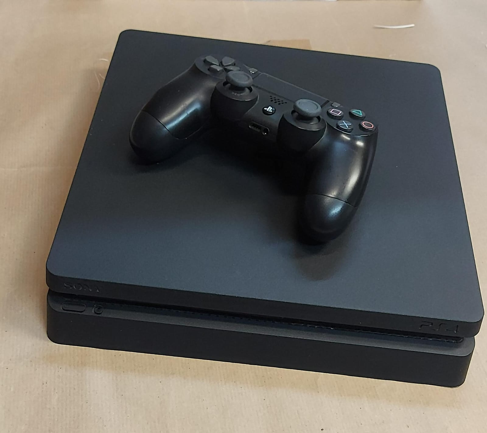 PLAYSTATION 4 SLIM 1 TB + 1 JOYPAD SONY + FIFA 21 COMPLETA DI TUTTO