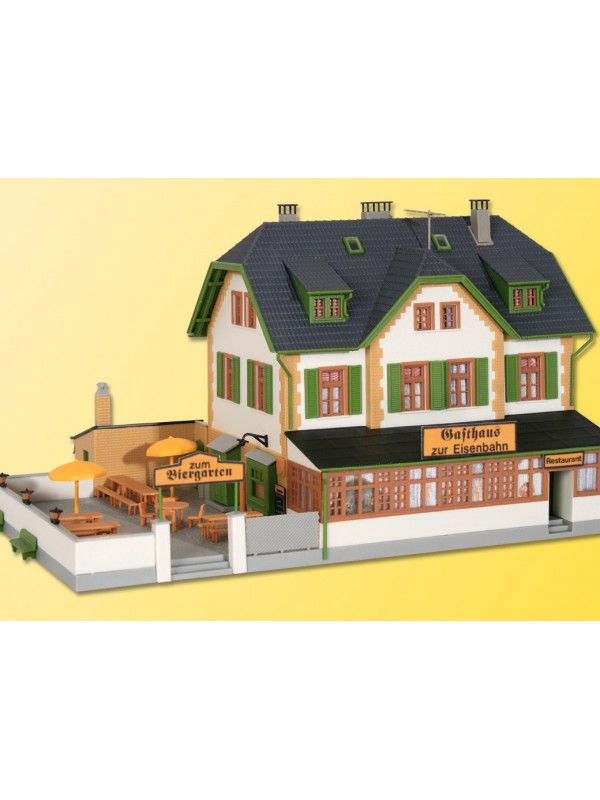 KIBRI 38197 Scala HO Ristorante alla ferrovia con giardino estivo (biergarten)