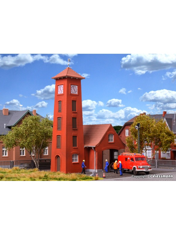 KIBRI 39210 Scala HO Caserma dei pompieri di Bahlburg-Luneburg con veicolo Ford FK 2500