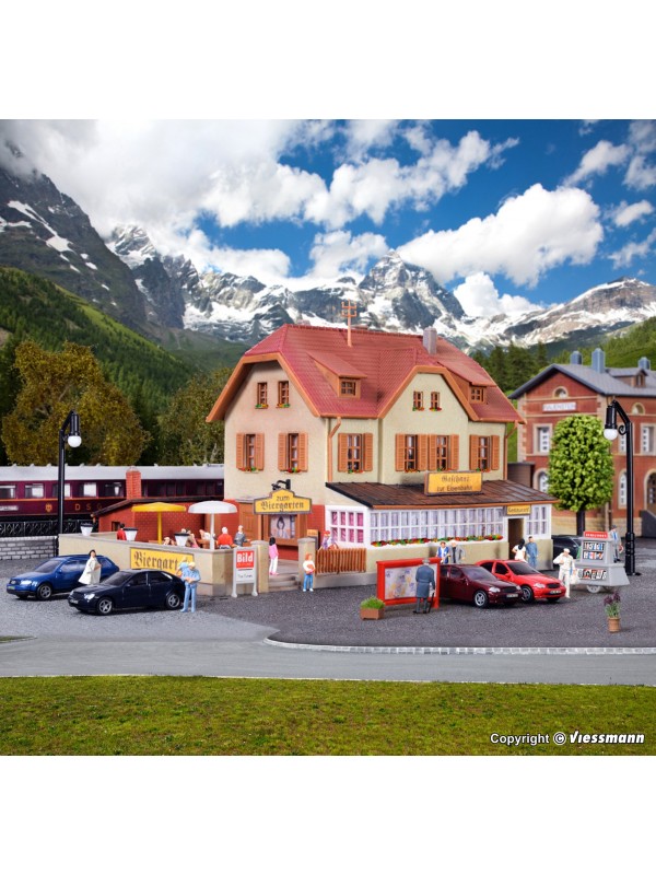 KIBRI 37114 Scala N Locanda alla ferrovia con birreria all'aperto