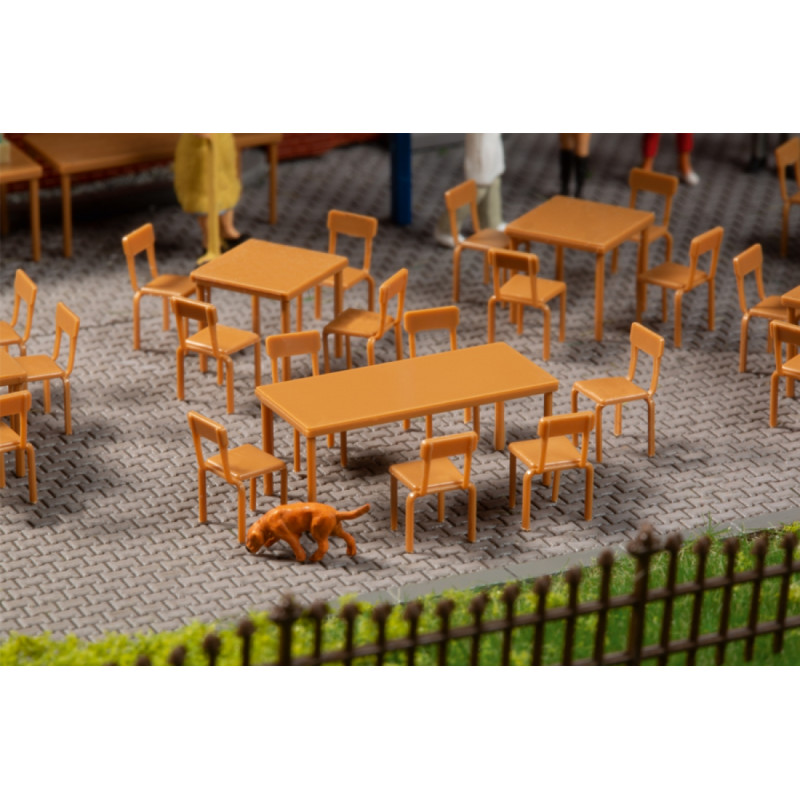 Lotto di tavoli e sedie. AUHAGEN 41671