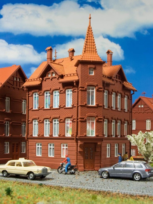 VOLLMER 47636 Scala N Edificio residenziale in mattoni per ferrovieri
