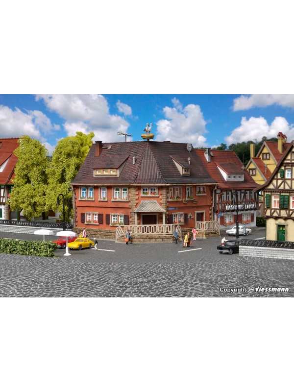 VOLLMER 47630 Scala N Serie Classic: Fabbricato ad angolo con scala d'entrata